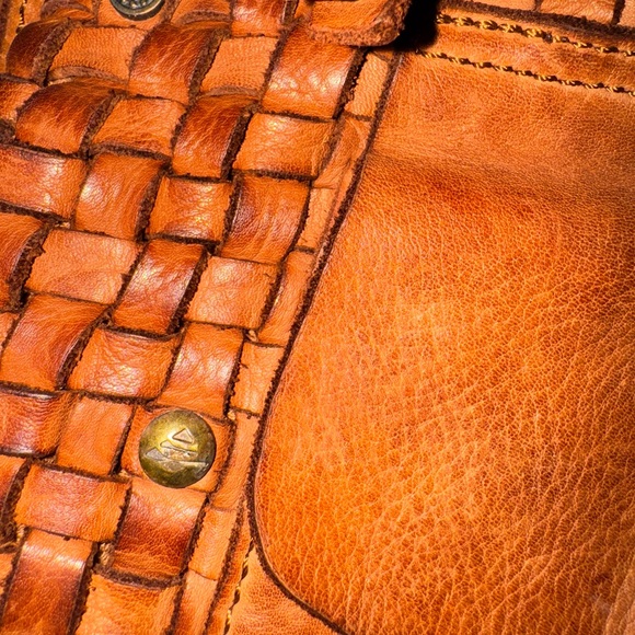 Harbour 2nd Leather Crossbody w adj. strap, 11 x 11”, soft leather & great bag! - Picture 9 of 9